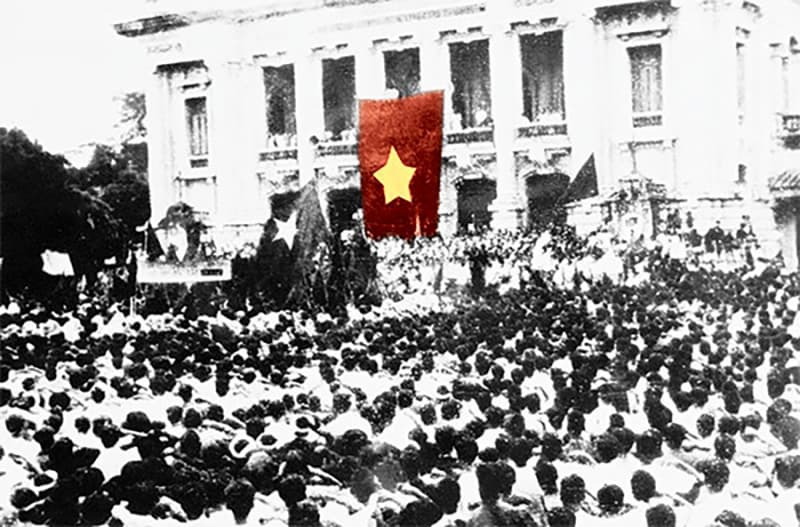 Nhân dân tham gia mít tinh và biểu tình tại quảng trường Nhà hát Lớn. Ảnh: Tư liệu.