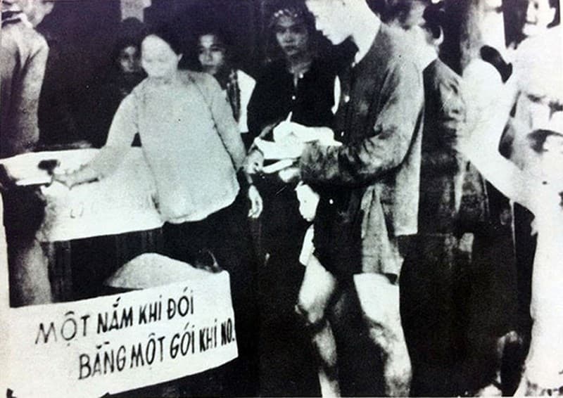 Hưởng ứng lời kêu gọi của Chủ tịch Hồ Chí Minh, người dân trong cả nước đã tích cực góp gạo cứu đói cho đồng bào. Ảnh: Tư liệu.