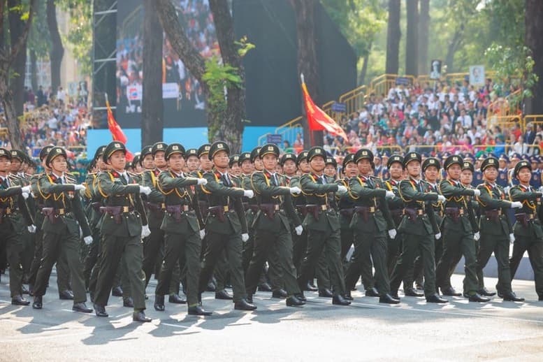 Khối nam Sỹ quan An ninh nhân dân trong lễ diễu binh A50.