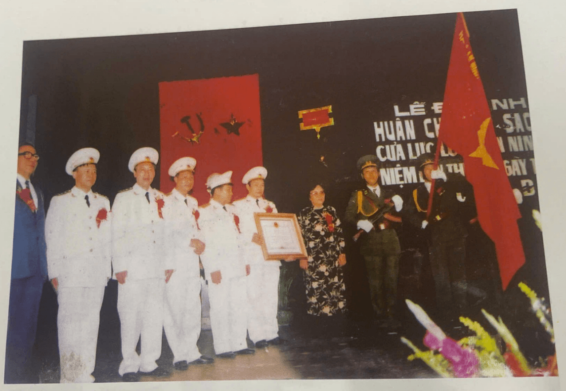 Lực lượng An ninh nhân dân được tặng thưởng Huân chương Sao Vàng, năm 1996. Ảnh: Bộ Công an.