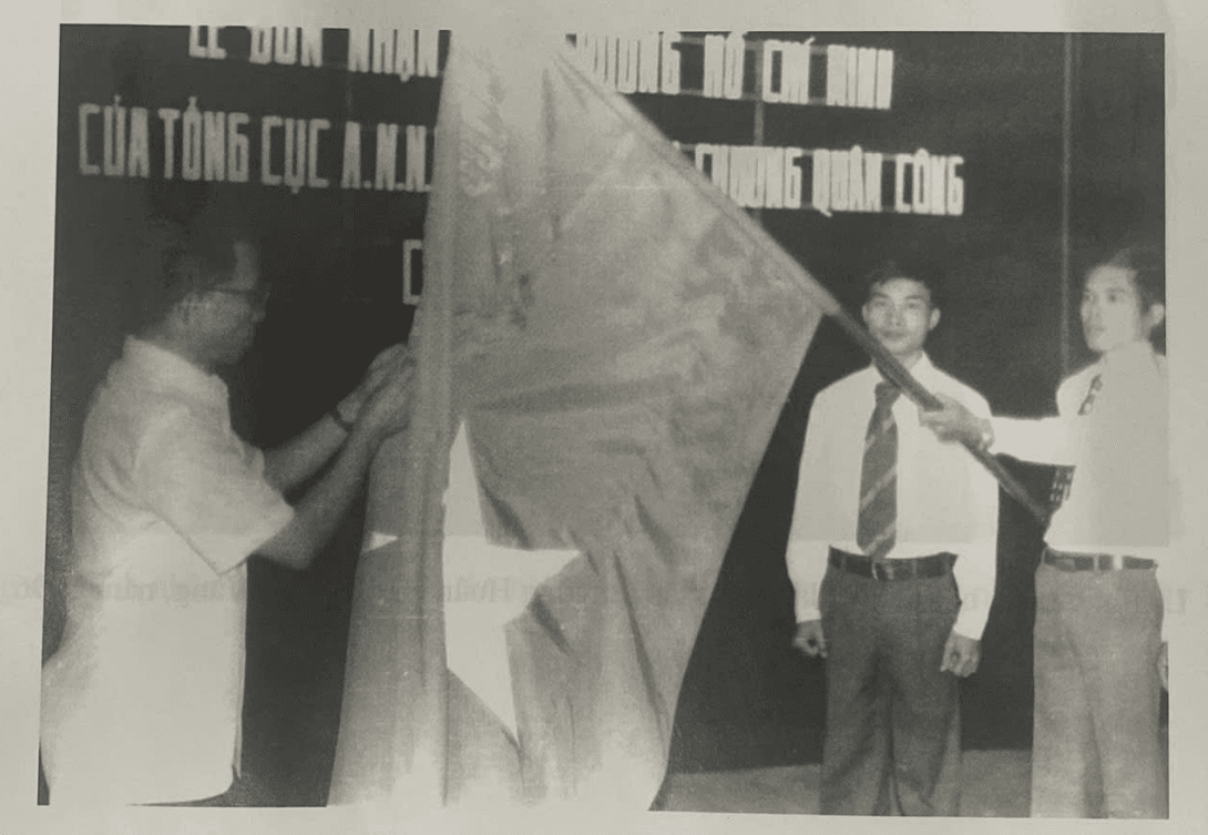 Lễ đón nhận Huân chương Hồ Chí Minh của Tổng cục An ninh nhân dân, tháng 8/1985. Ảnh: Bộ Công an