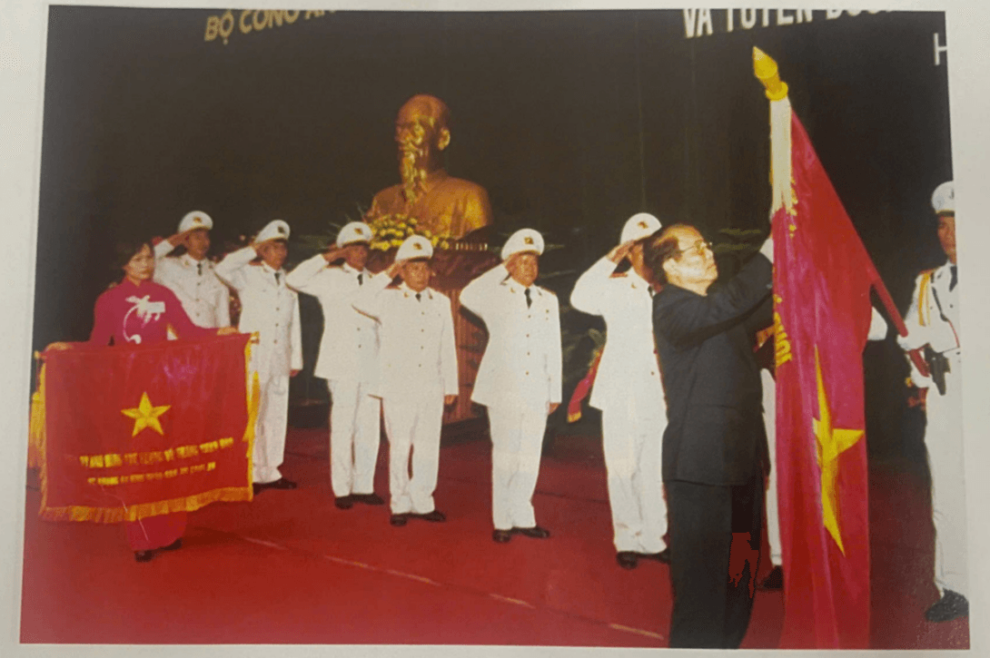 Lực lượng An ninh nhân dân được tuyên dương An hùng lực lượng vũ trang nhân dân, ngày 12/7/2001. Ảnh: Bộ Công an.