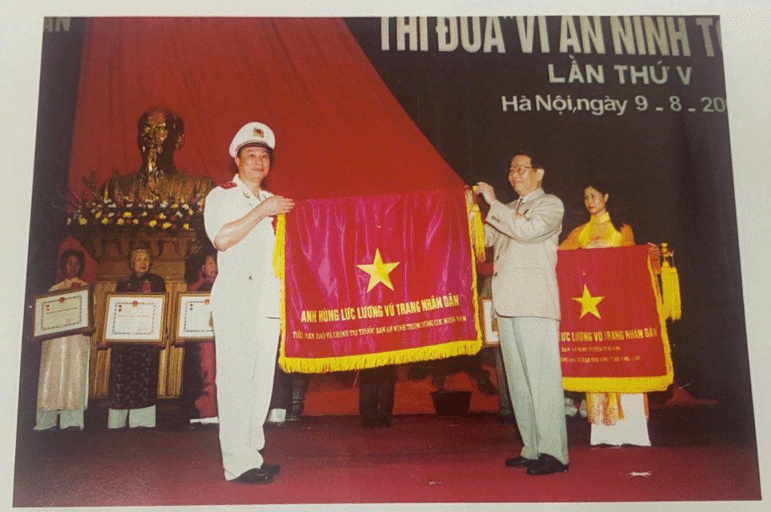 Tiểu ban Bảo vệ Chính trị thuộc Ban An ninh TW Cục miền Nam được tuyên dương Anh hùng LLVTND, ngày 9/8/2005.