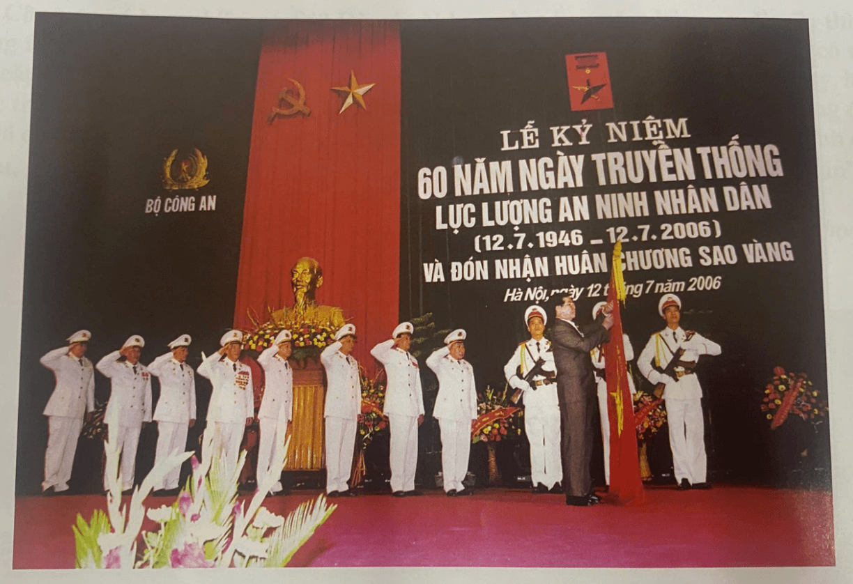 Tổng cục An ninh được tặng thưởng Huân chương Sao Vàng, ngày 12/7/2006. Ảnh: Bộ Công an.
