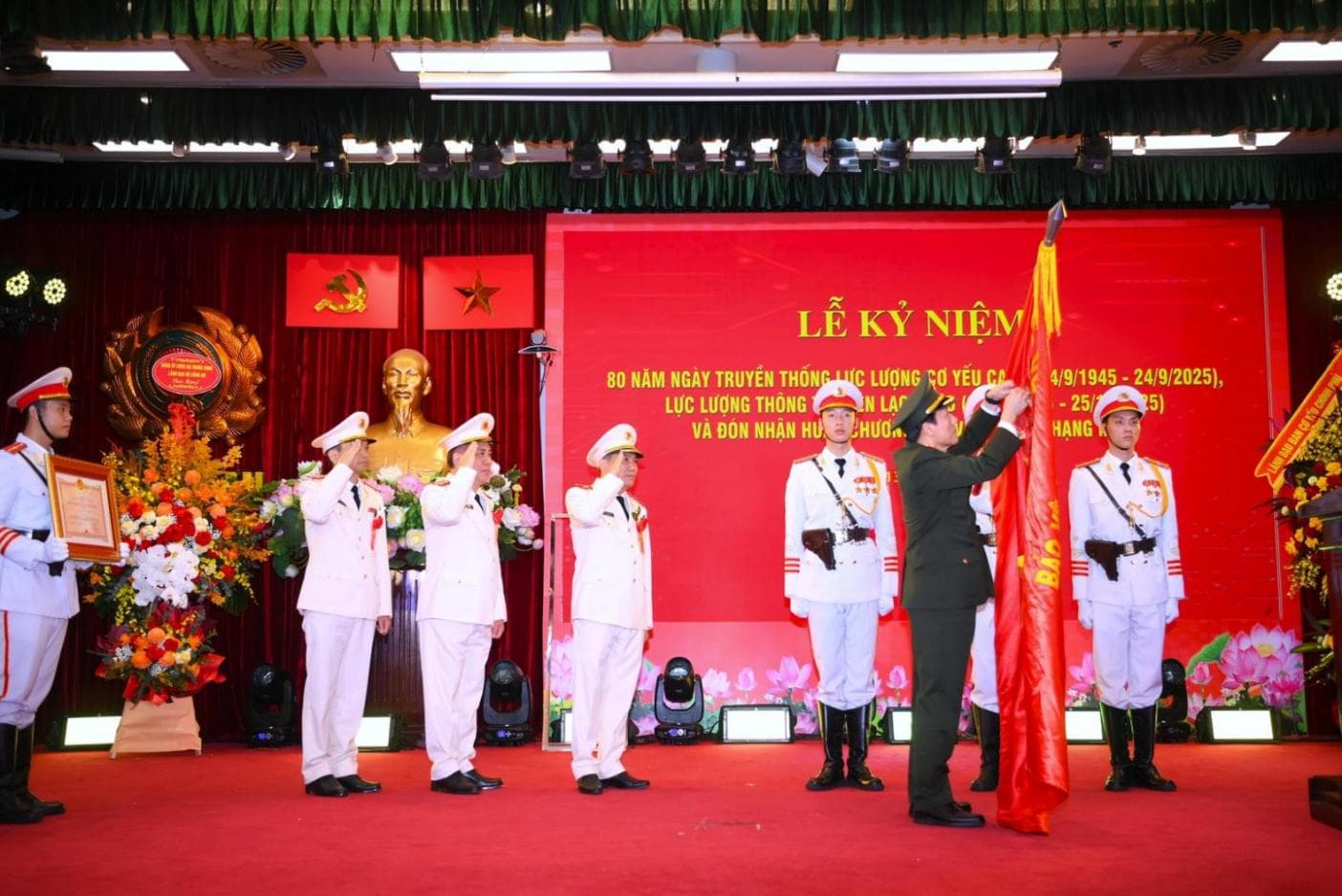 Thừa ủy quyền, Bộ trưởng Lương Tam Quang gắn và trao Huân chương Bảo vệ Tổ quốc hạng Nhất tặng Cục Viễn thông và Cơ yếu. Ảnh: Công an nhân dân.