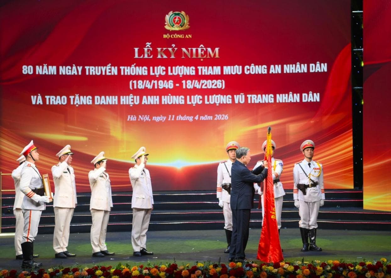 Tổng Bí thư, Chủ tịch nước Tô Lâm trao danh hiệu Anh hùng lực lượng vũ trang nhân dân tặng Văn phòng Bộ Công an.Ảnh: Công an nhân dân.