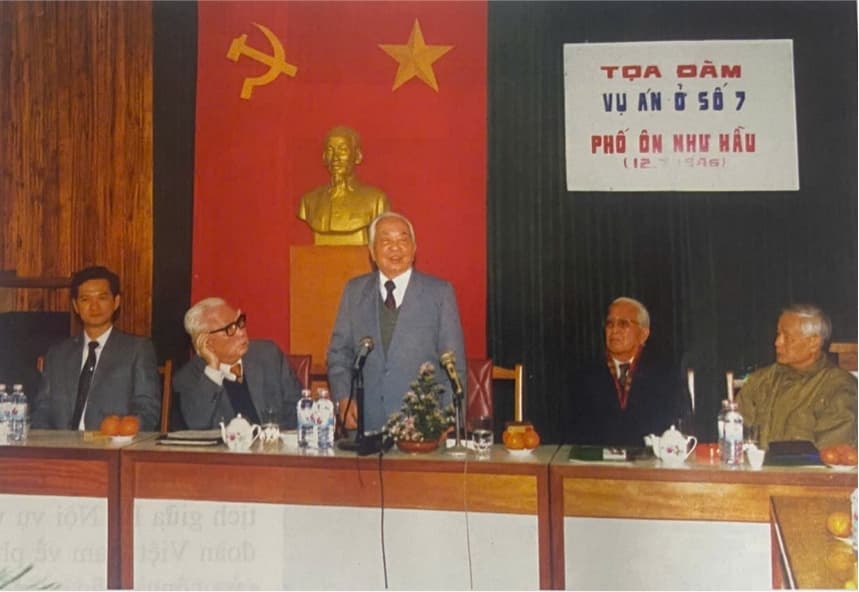 Đồng chí Võ Nguyên Giáp, đồng chí Nguyễn Tấn Dũng, Thứ trưởng Bộ Nội vụ và các đồng chí Lê Giản, Lê Hữu Qua, Nguyễn Tài tại buổi tọa đàm về Vụ án ở số 7 phố Ôn Như Hầu - Hà Nội, tháng 3/1995.