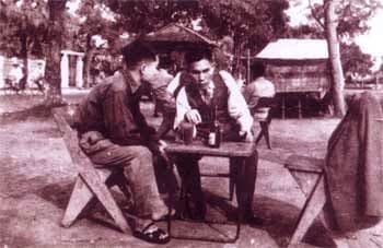 Trần Minh Châu gặp đồng bọn. Ảnh do trinh sát chụp.