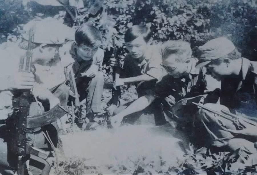 Các trinh sát An ninh Công an tỉnh Gia Lai bàn phương án đấu tranh truy bắt FULRO (ảnh chụp năm 1984).