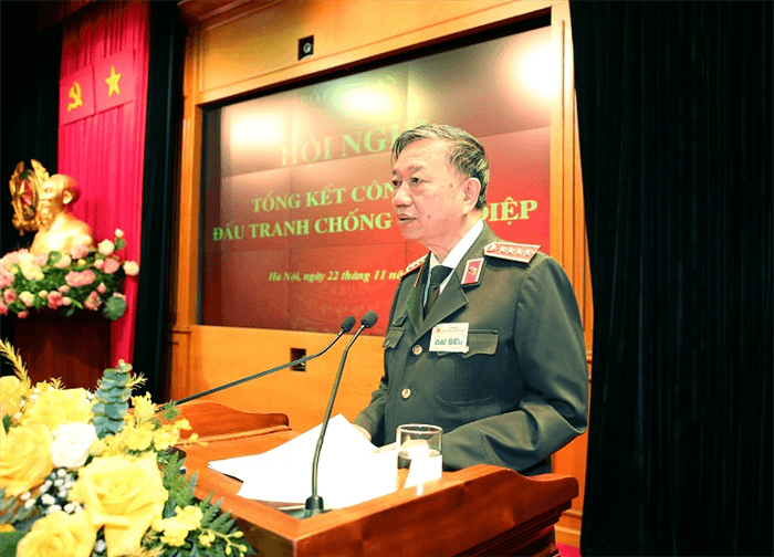 Bộ trưởng Tô Lâm (nay là Tổng Bí thư Ban Chấp hành Trung ương Đảng, Chủ tịch nước Cộng hòa xã hội chủ nghĩa Việt Nam) phát biểu tại Hội nghị tổng kết công tác đấu tranh chống gián điệp. Nguồn: Báo Công an nhân dân.