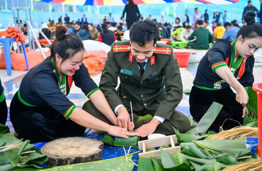 Chiến sĩ công an Nhân dân cùng đồng bào gói bánh chưng tại Chương trình “10 nghìn bánh chưng xanh” cho hộ nghèo xuân Giáp Thìn 2024 ở huyện Nậm Pồ, tỉnh Điện Biên. Nguồn: nhandan.vn.